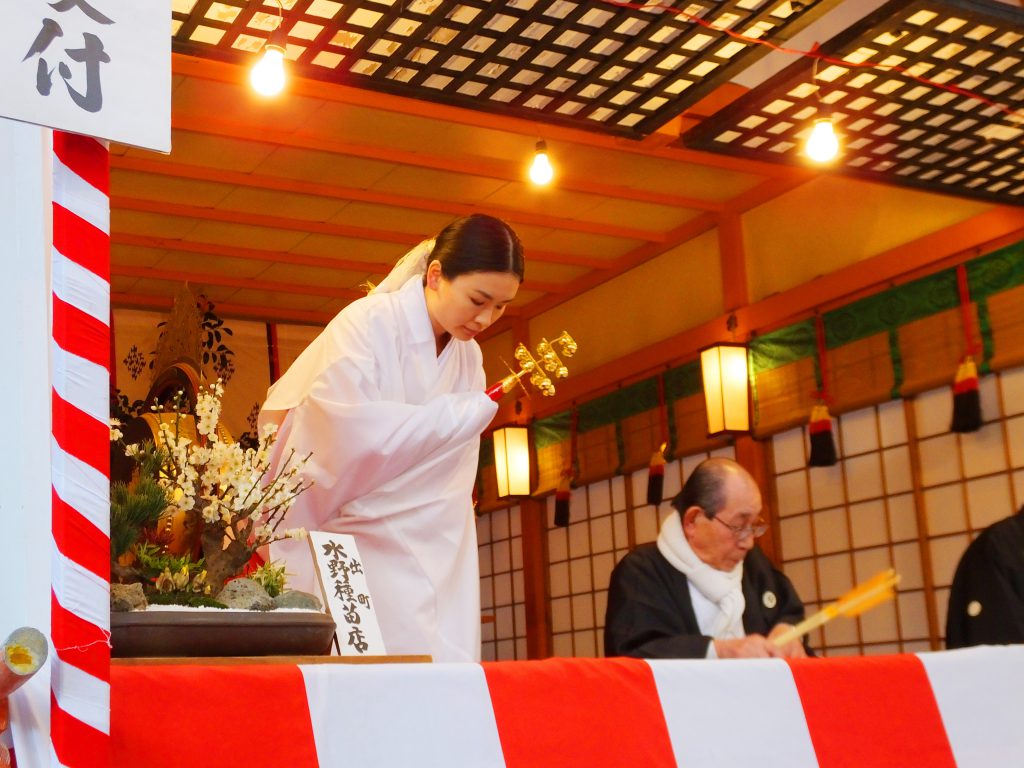 a Shinto priestess, miko2