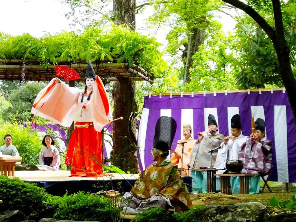 a dance in Kyokusui-no-utage ceremony 2