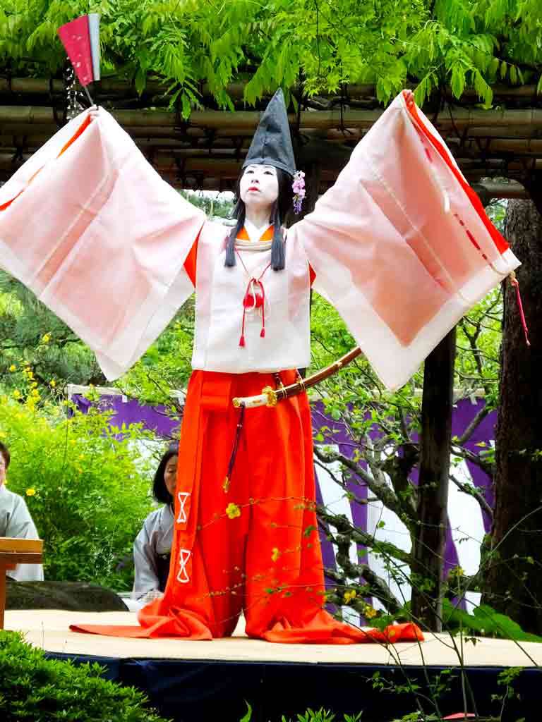 a dance in Kyokusui-no-utage ceremony 3