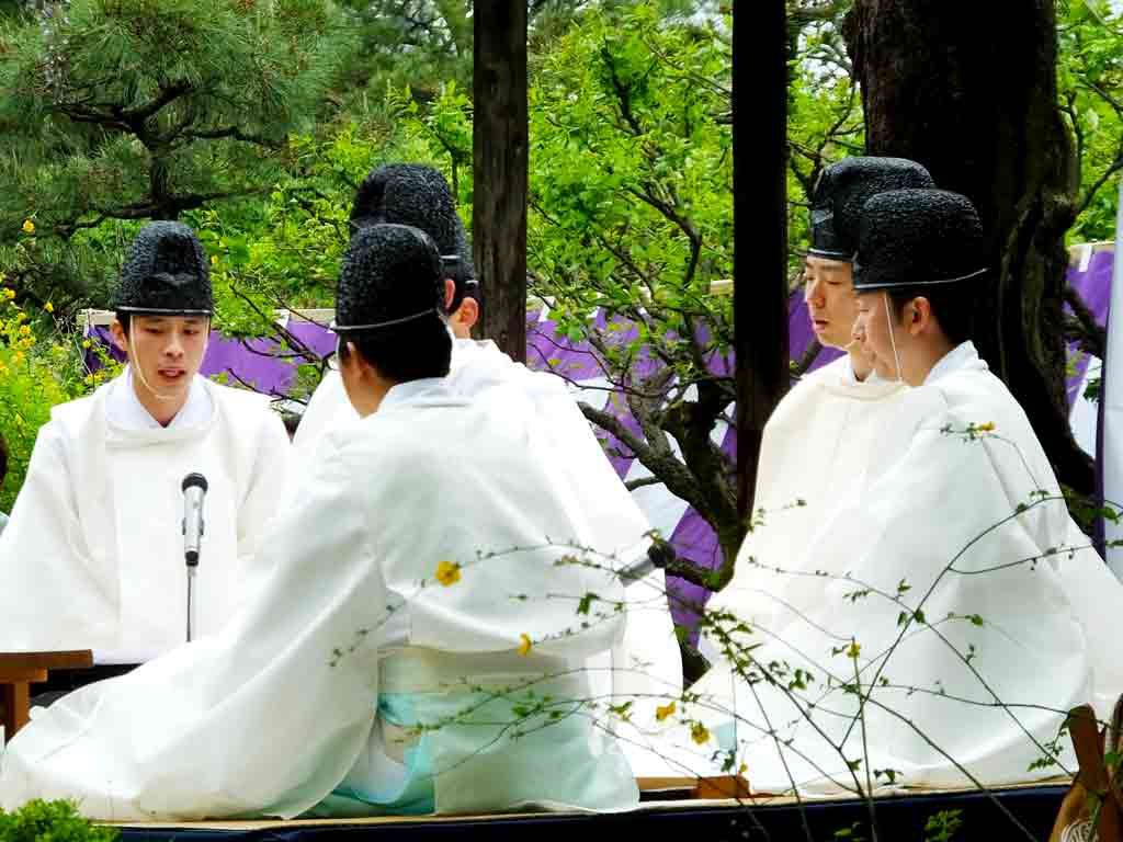 men-reading-aloud-tanka-on-the-stage