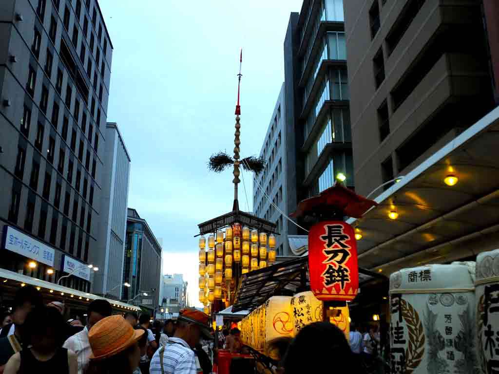 Naginata-hoko-and-its-name-on-the-red-chōchin-lantern