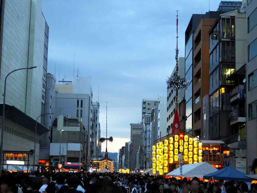 Kanko-hoko-in-the-right,-and-Tsuki-hoko-in-the-left