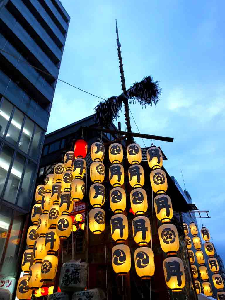 Tsuki-hoko-and-its-chōchin-lanterns