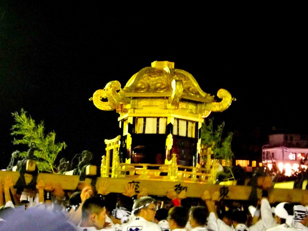 the mikoshi on Shijo Ohashi Bridge