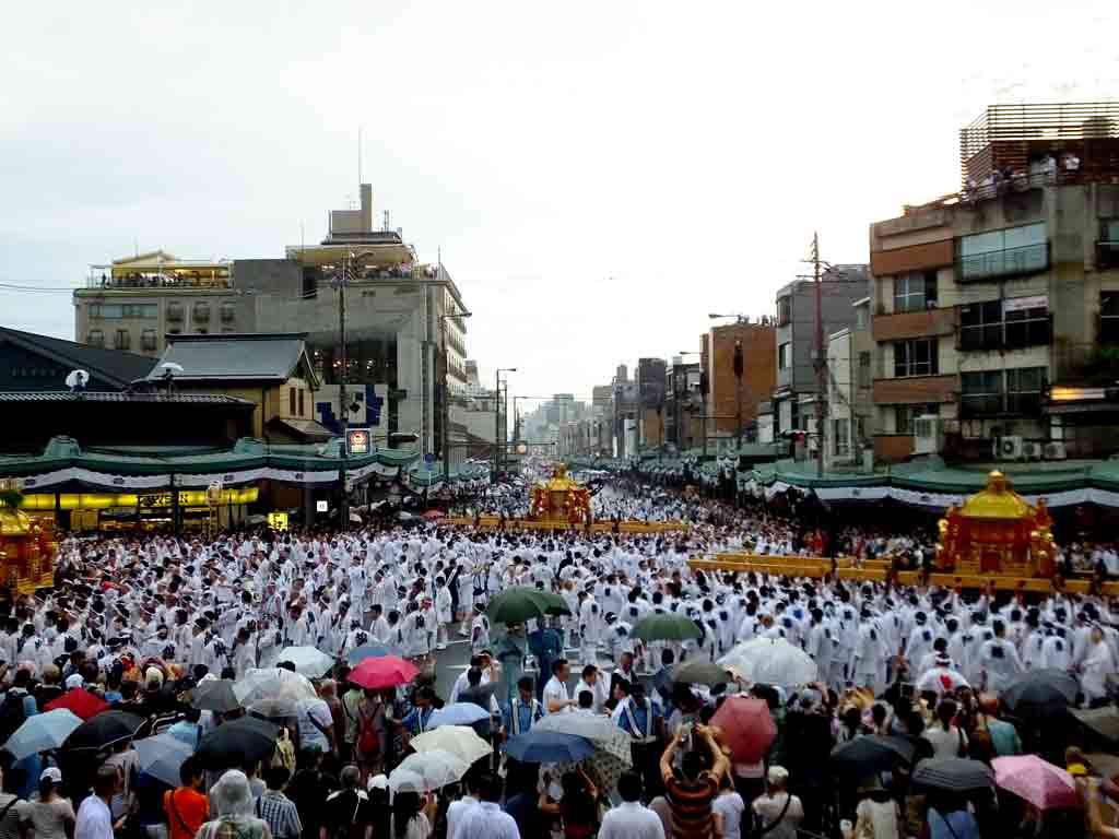 he-mikoshi-rotated-slowly