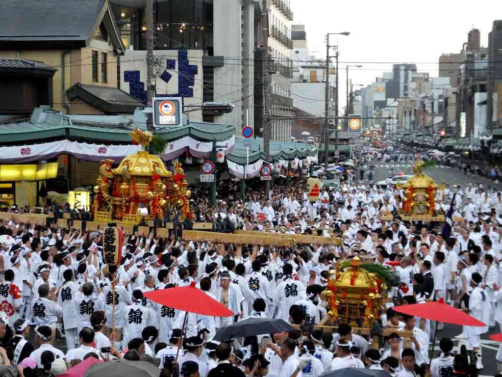 so-many-mikoshi-carriers-in-front-of-the-shrine