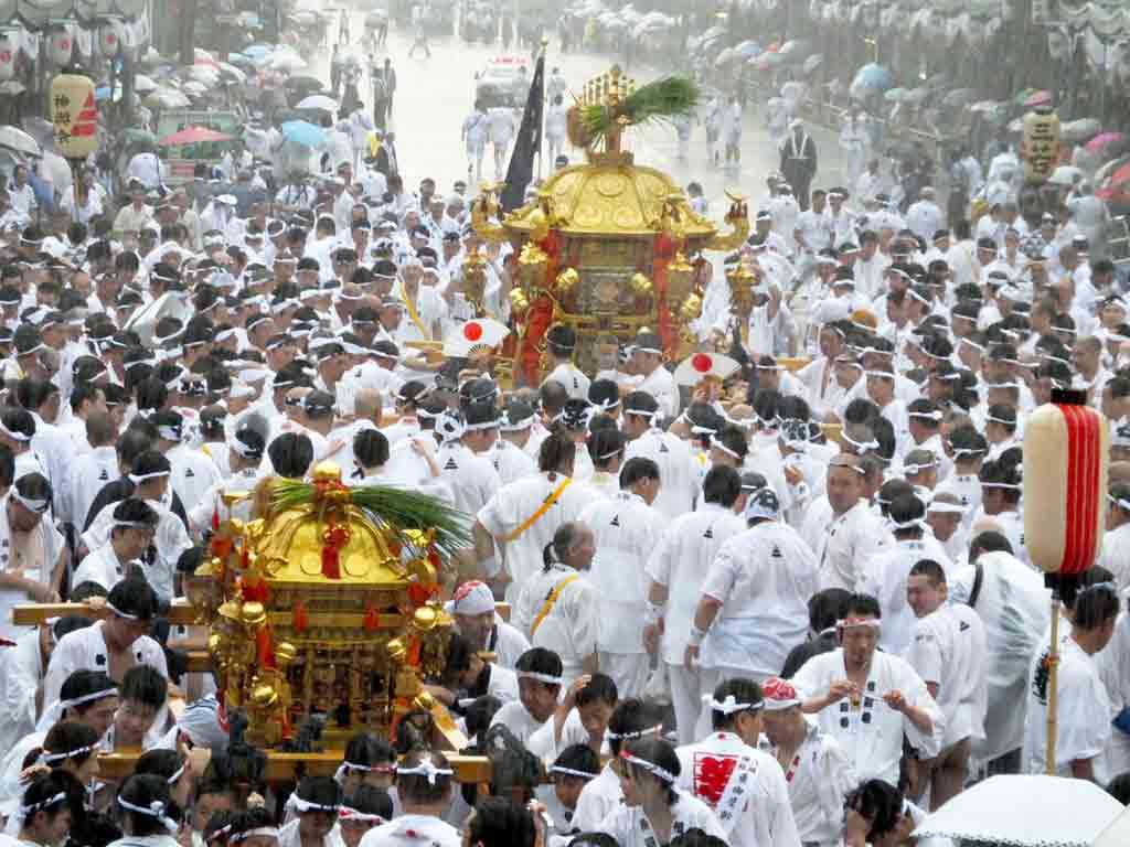 the-mikoshi-and-the-carriers-in-the-rain