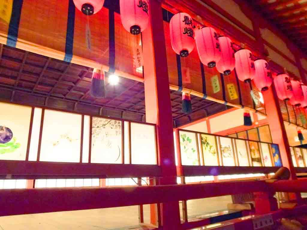 andon-lamps-under-the-red-lanterns