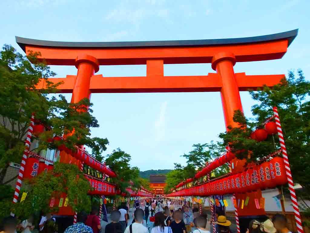 many-lanterns-lined-up-neatly