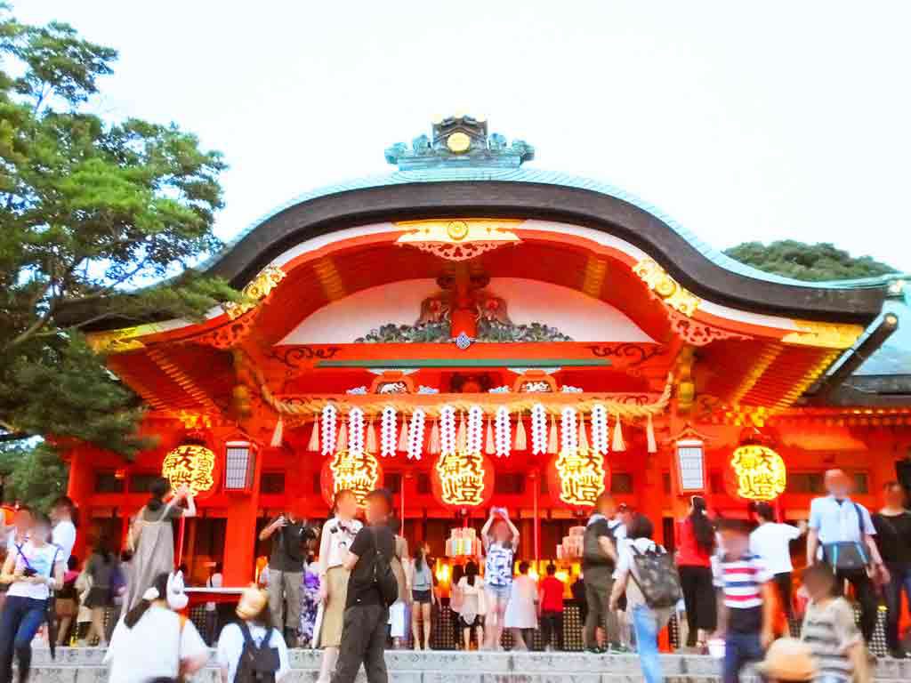 the-atmosphere-in-front-of-honden,-the-main-building-of-the-shrine