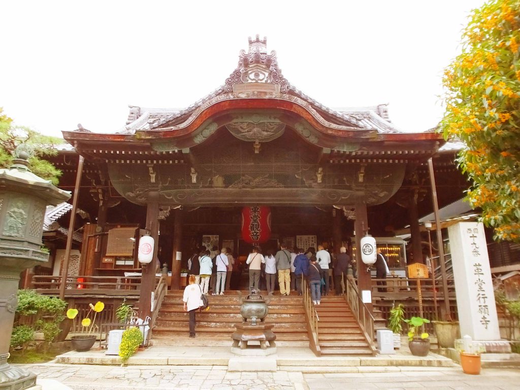 the main hall of Gyoganji Temple from the entrance