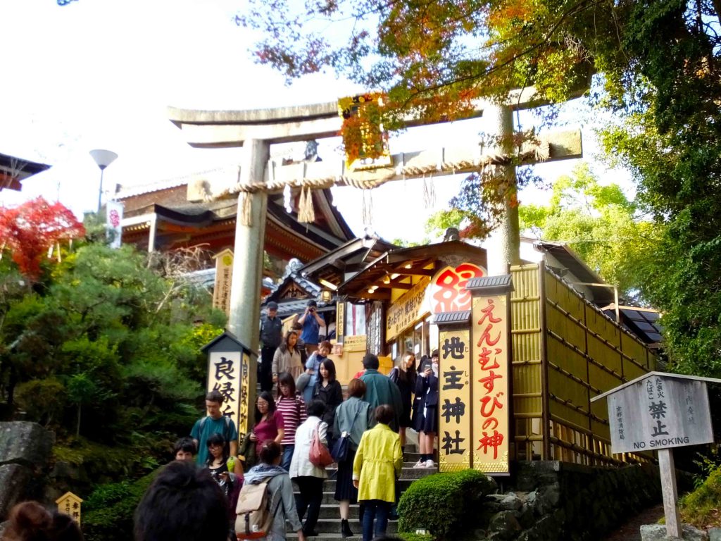 the front gate of Jishu Shrine