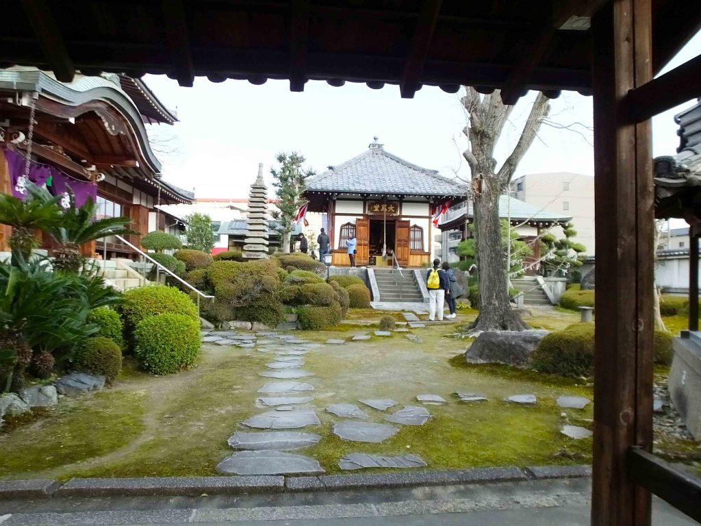 the garden and Daikoku-do Hall in front