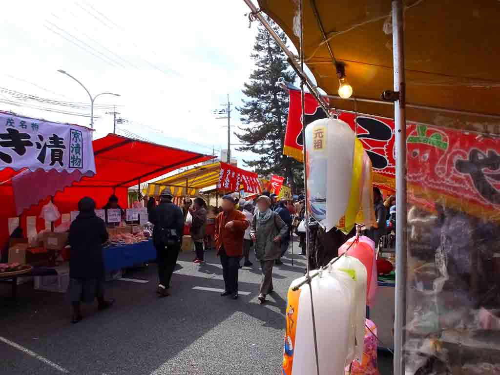 the-antique-vendors-and-food-stalls2