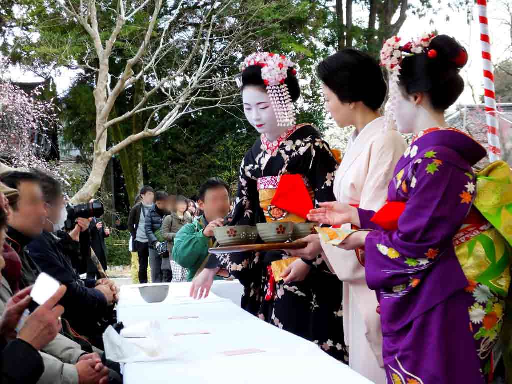 geiko-and-maiko-serving-matcha-green-tea