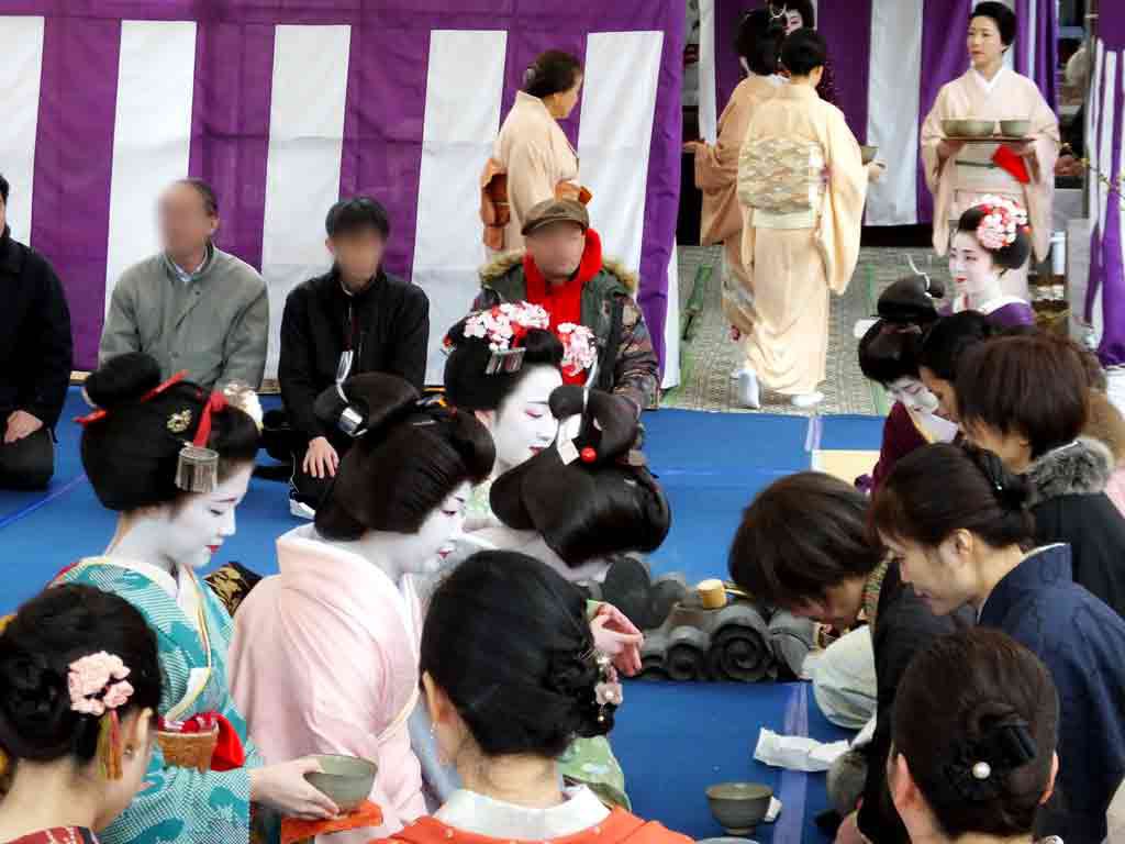 geiko-and-maiko-serving-matcha-green-tea2