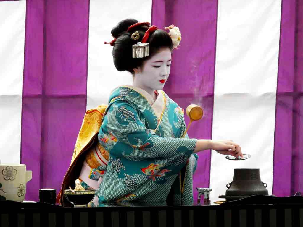 geiko-making-matcha-green-tea