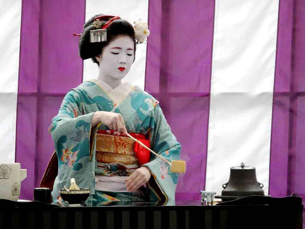 geiko-making-matcha-green-tea2