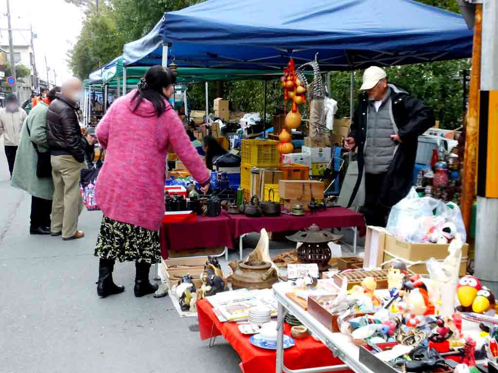 the-antique-vendors-and-food-stalls