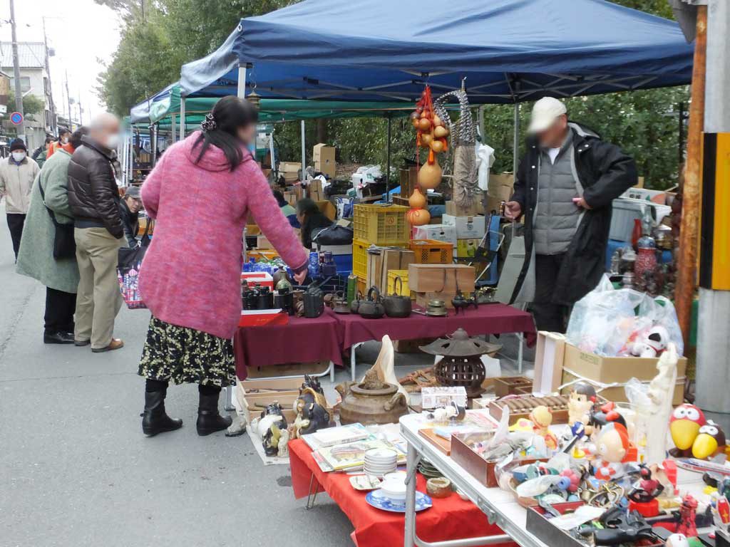 the antique vendors and food stalls