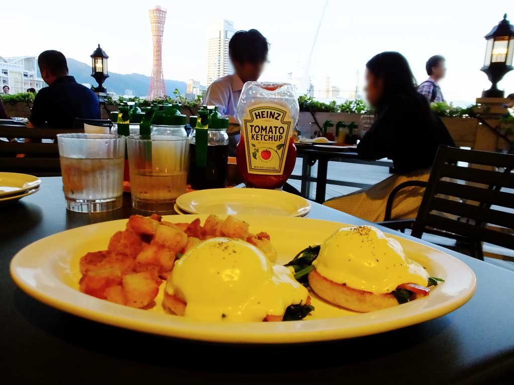 the eggs benedict and Kobe Port Tower