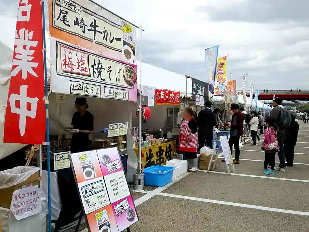 the food vendors and people having lunch from home