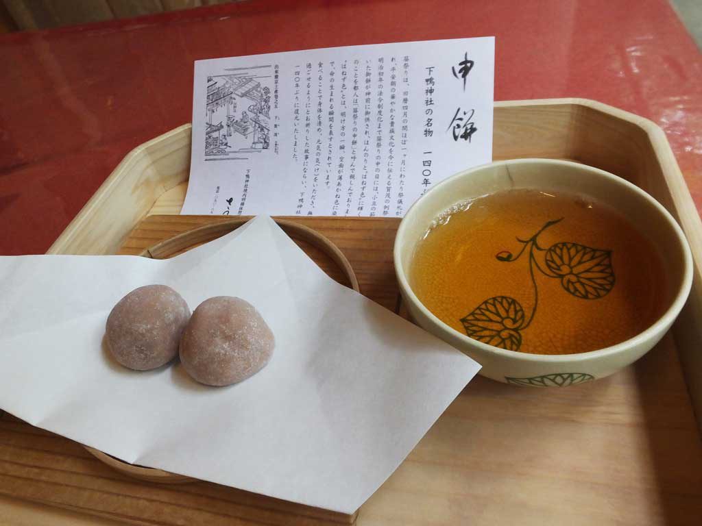 the sarumochi with hojicha tea