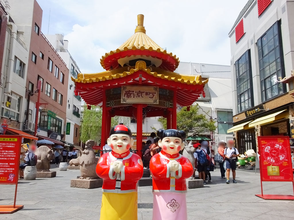 Nankin-machi Square and Azumaya there