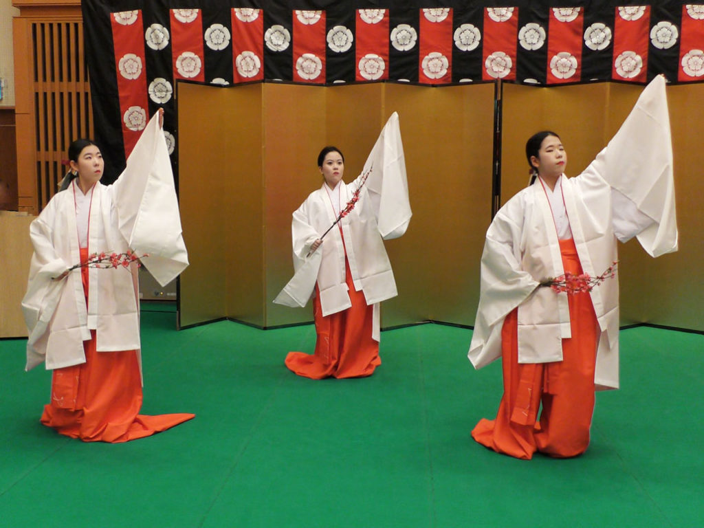 the sannin kanjo performing the dance