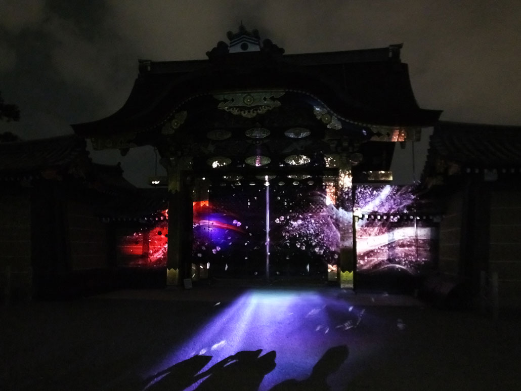 he projection mapping on the karamon gate