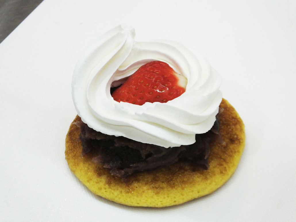 how to make the dorayaki with a strawberry in it 2